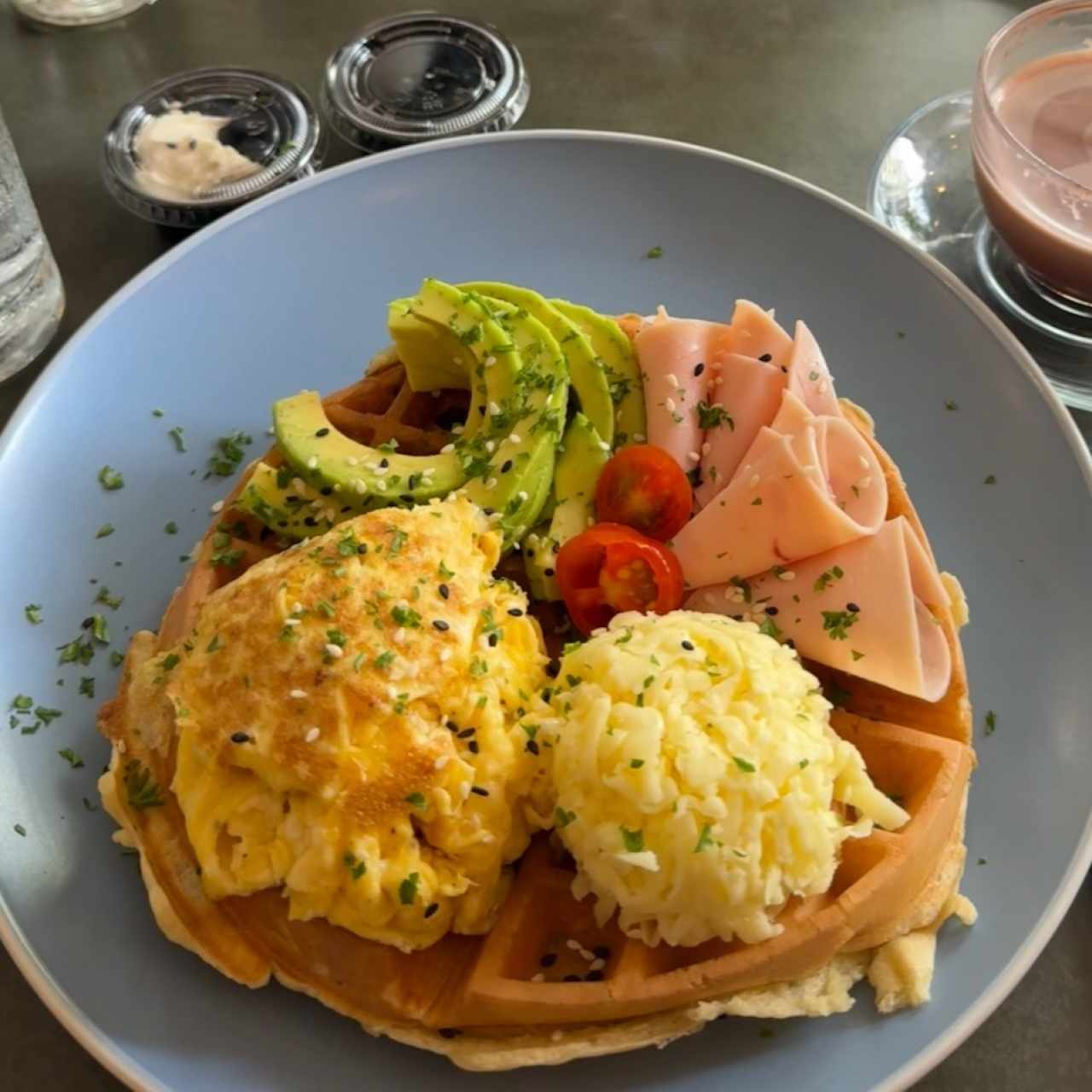 Waffle con Huevos,Aguacate,Queso y Jamón