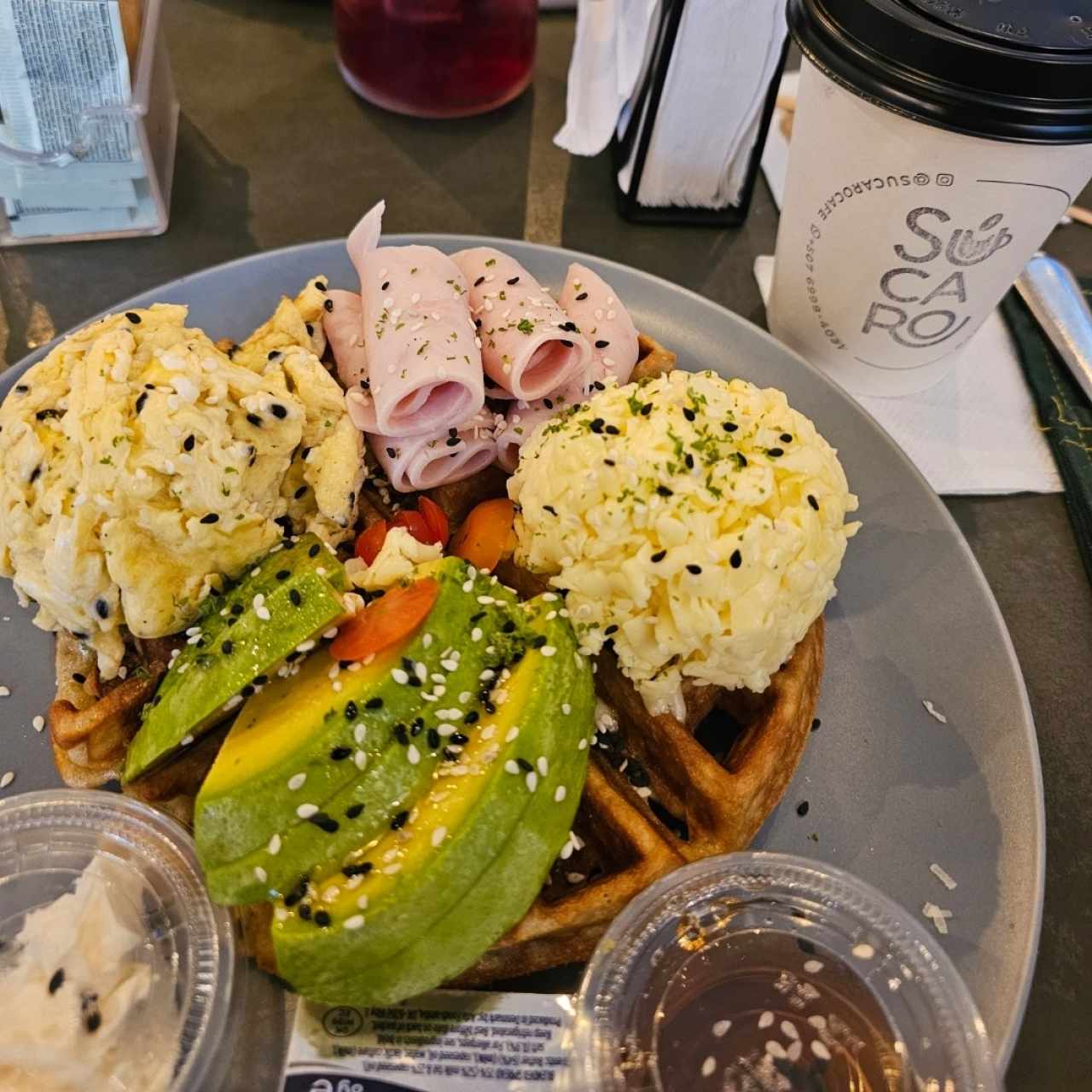 Waffle con Huevos,Aguacate,Queso y Jamón