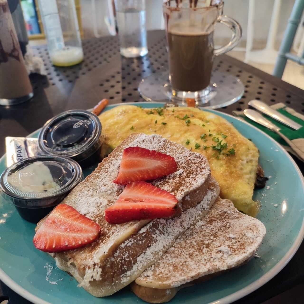 omelette Mixta con tostadas francesas 