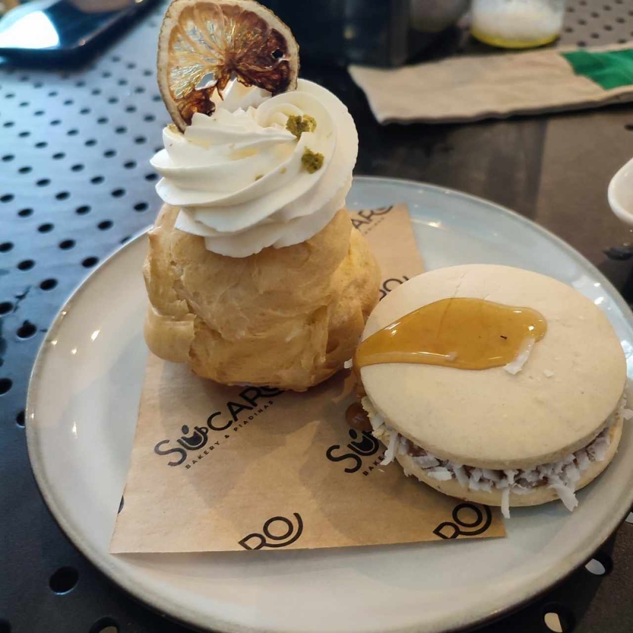 Profiterol de Pie de Limón y alfajor con coco 