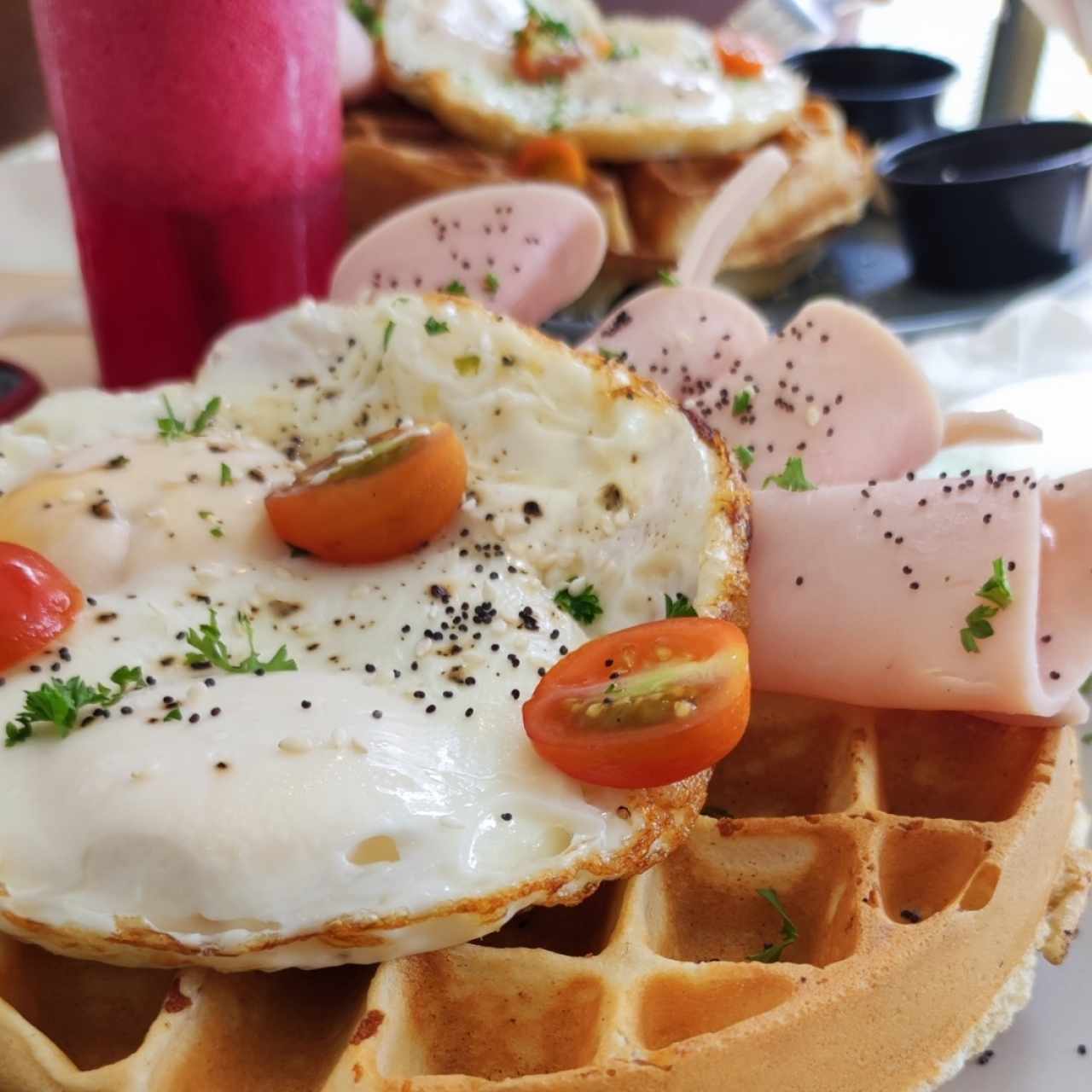 Waffle con huevo y jamón de pavo