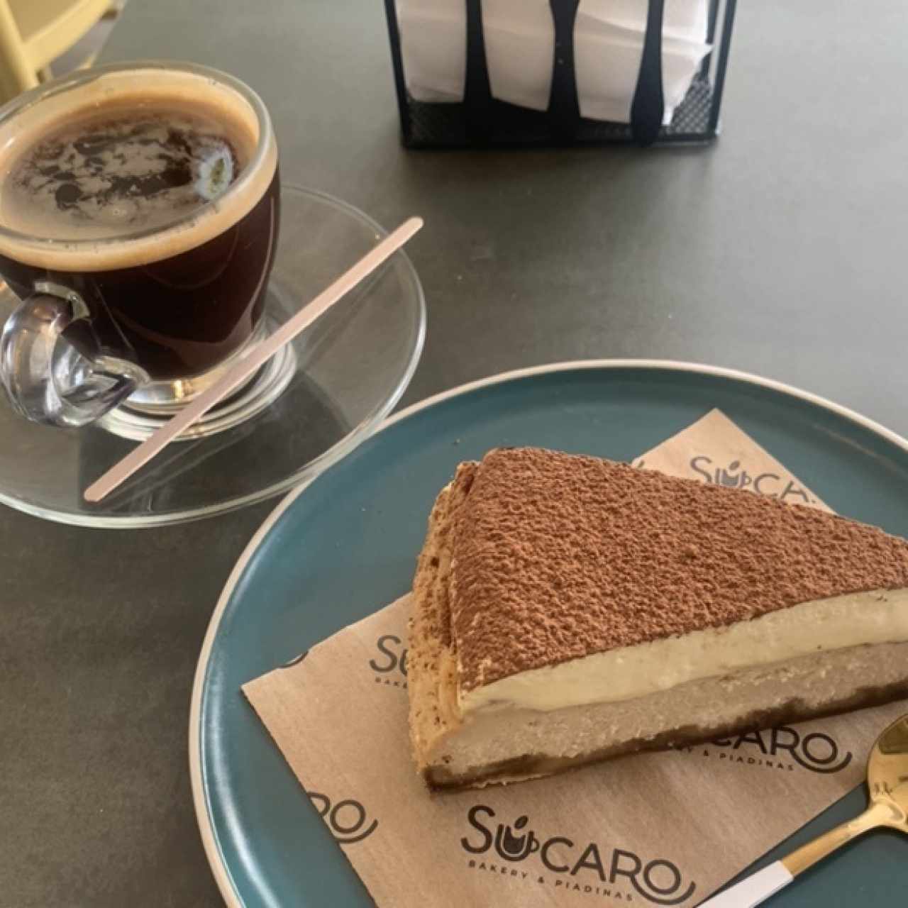 Tarta vasca de tiramisu y cafe americano