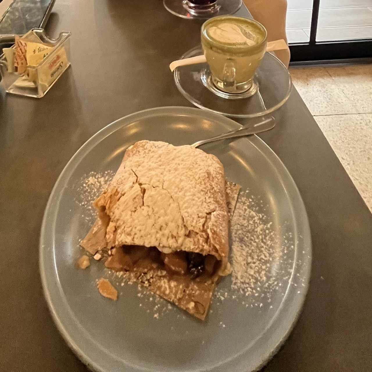 Strudel de manzana y bebida de matcha 