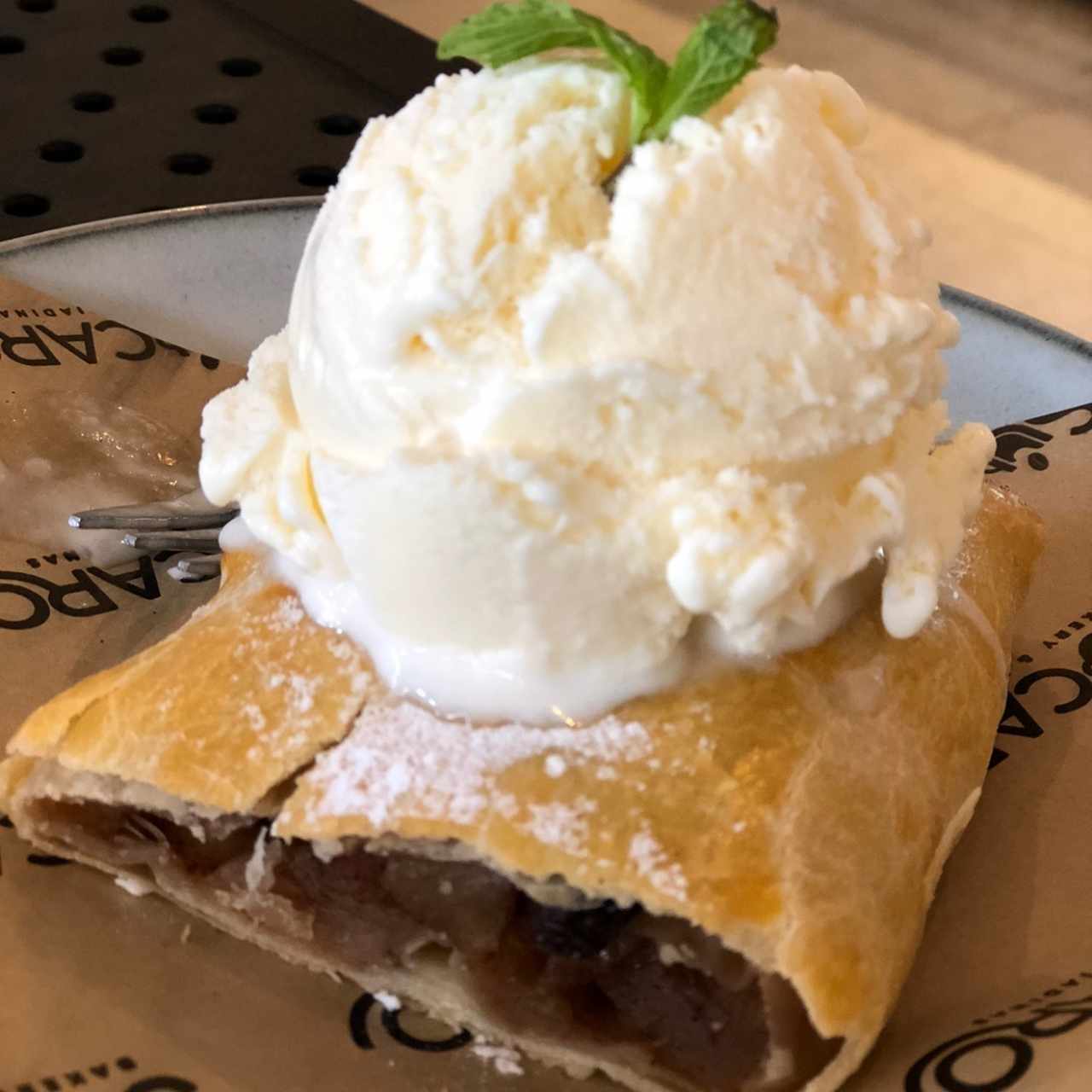 Struddel de manzana con helados