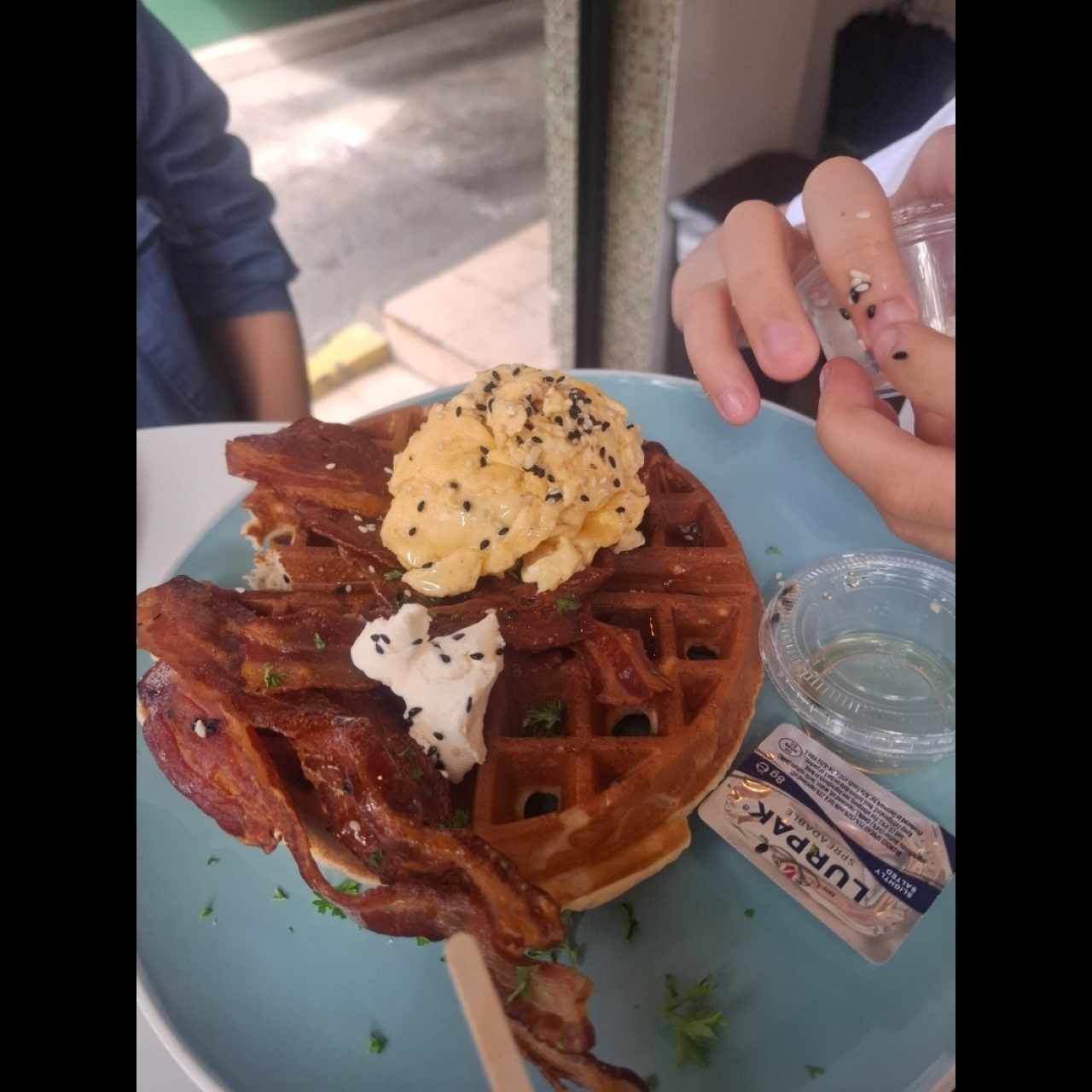 Waffle con Huevos y Bacon