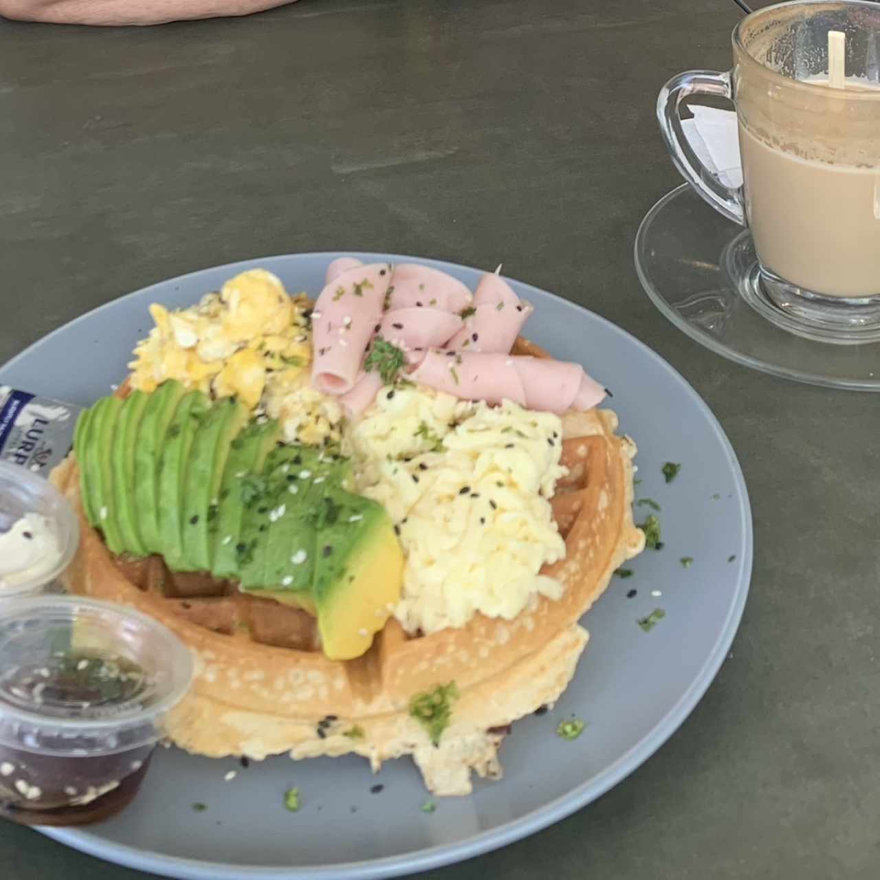 Waffle con Huevos,Aguacate,Queso y Jamón