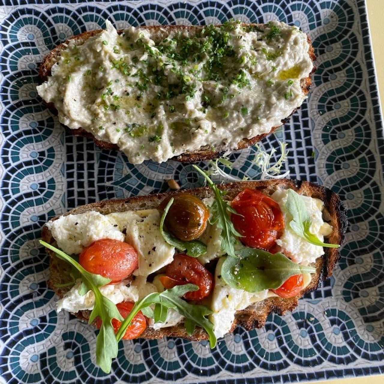 Tartine dip de alcachofa