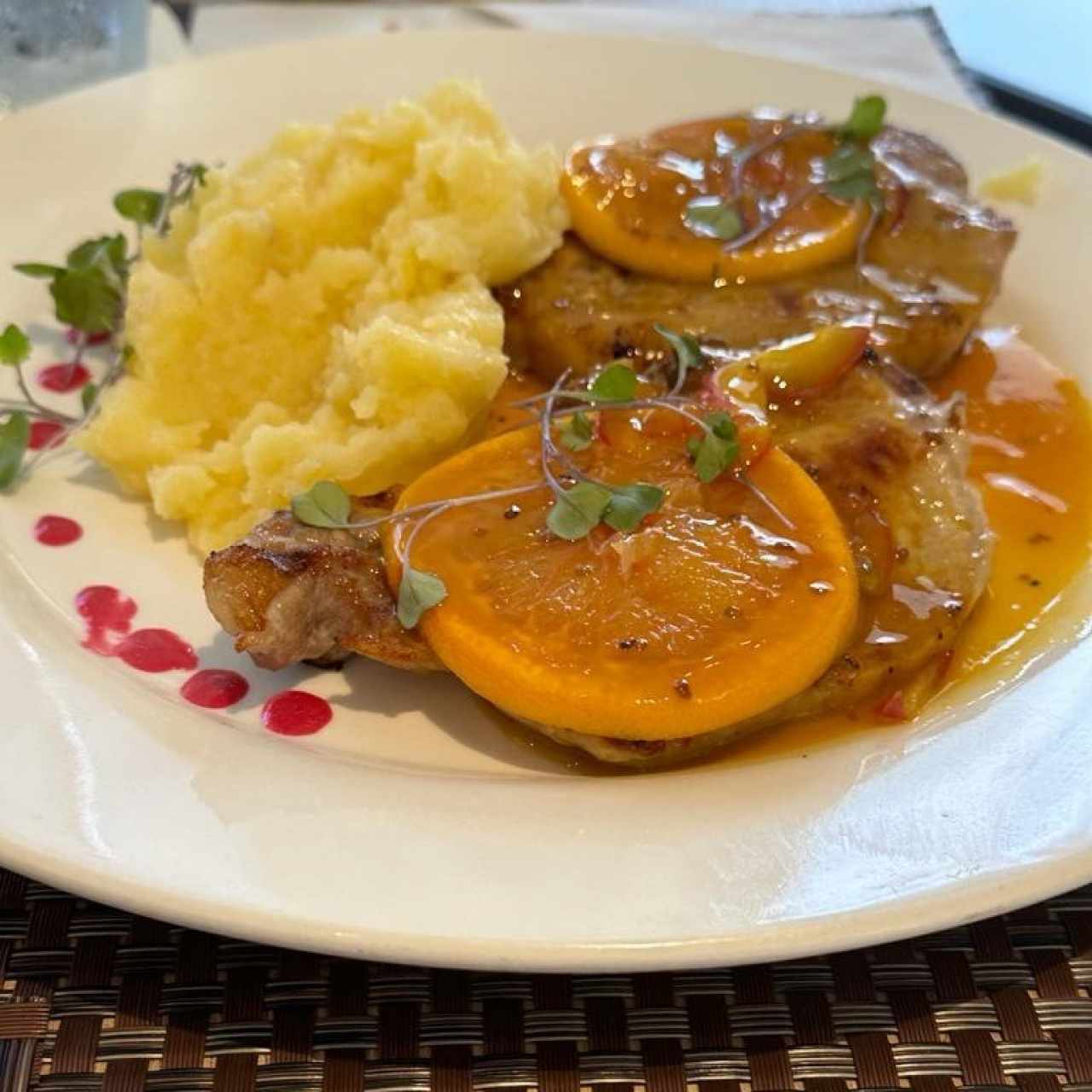 CHULETAS DE CERDO A LA NARANJA  (Frescas Preparadas en su Salsa Cítrica y Cebolla Morada)