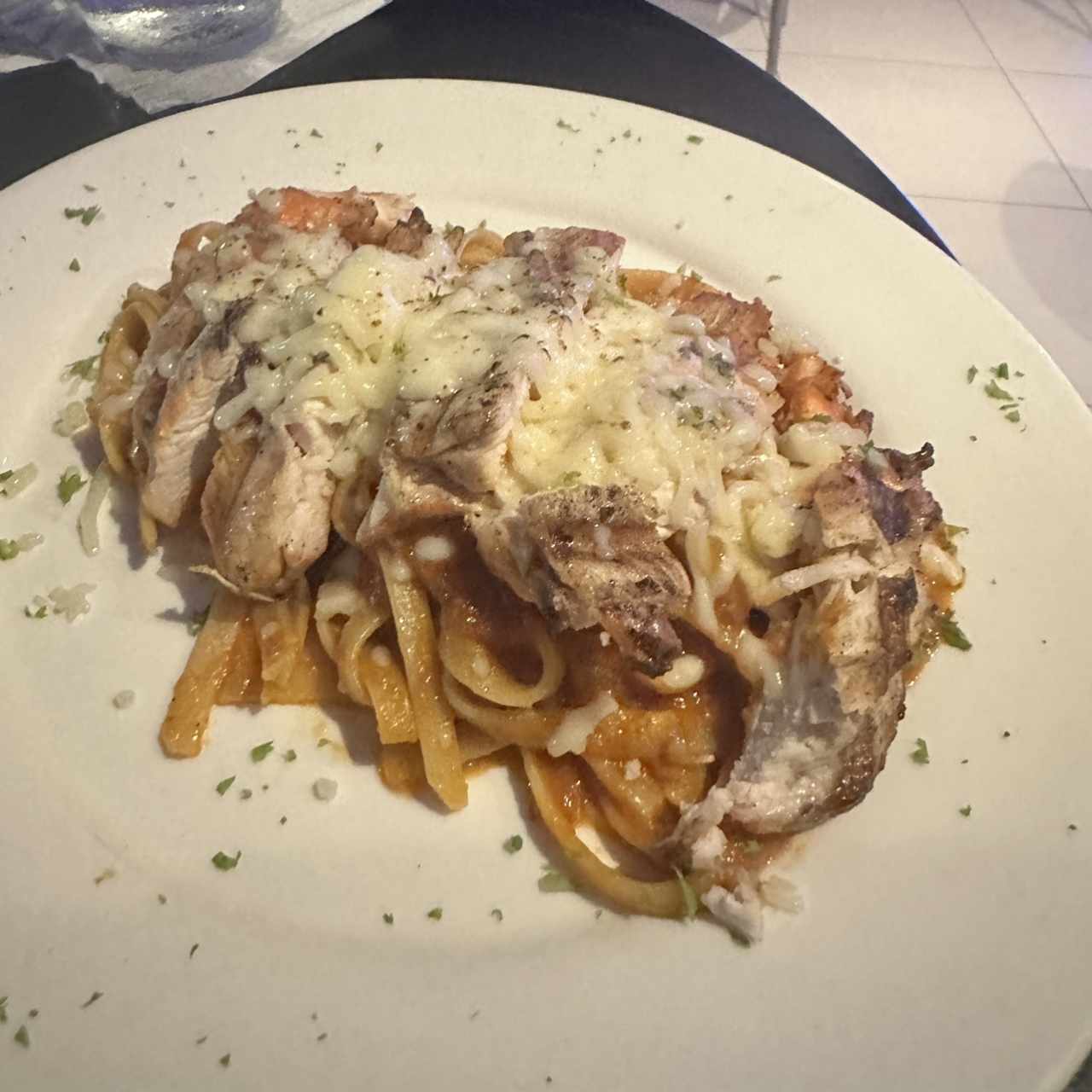 Fetuccini Pomodoro con pollo Gratinado