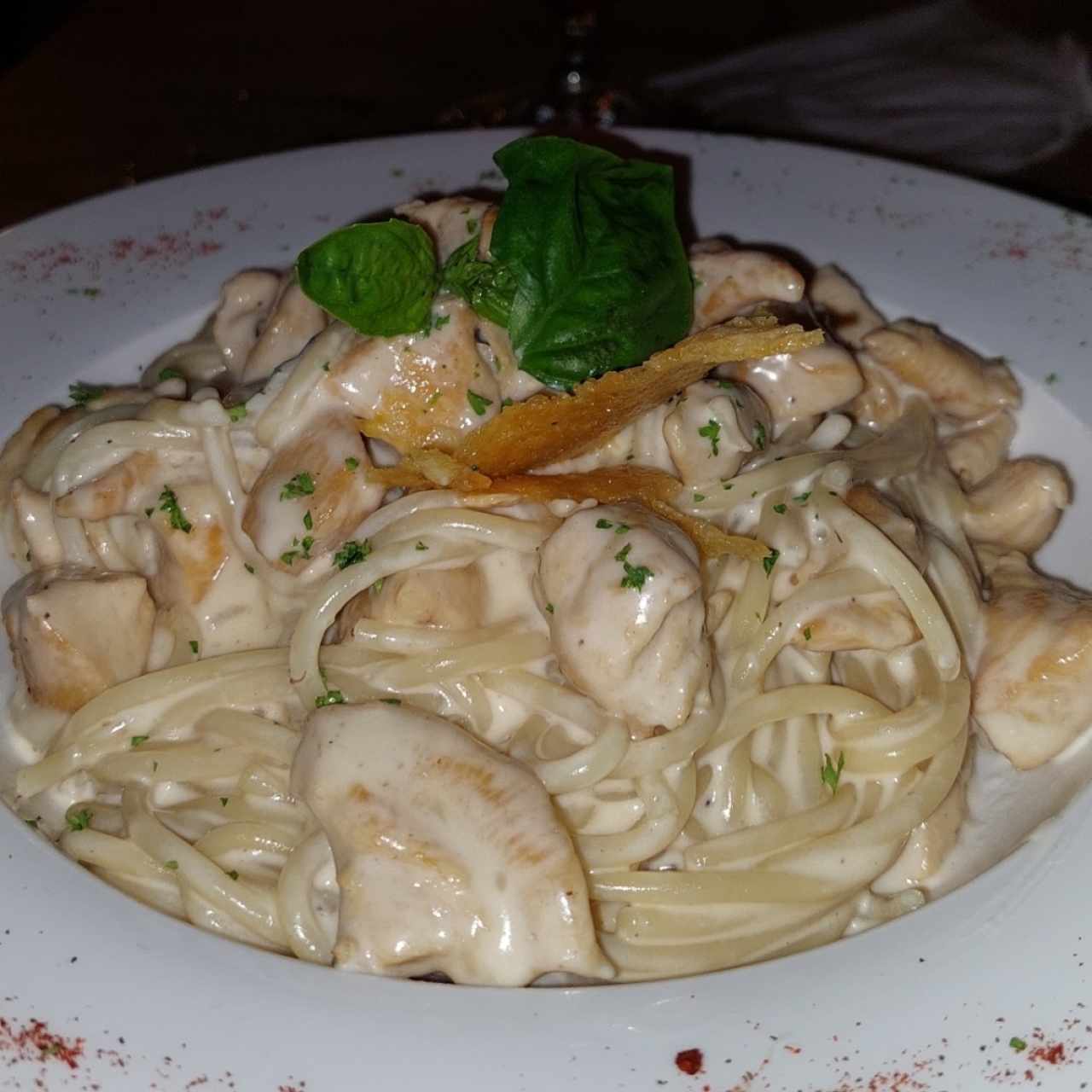 pasta y pollo en salsa alfredo