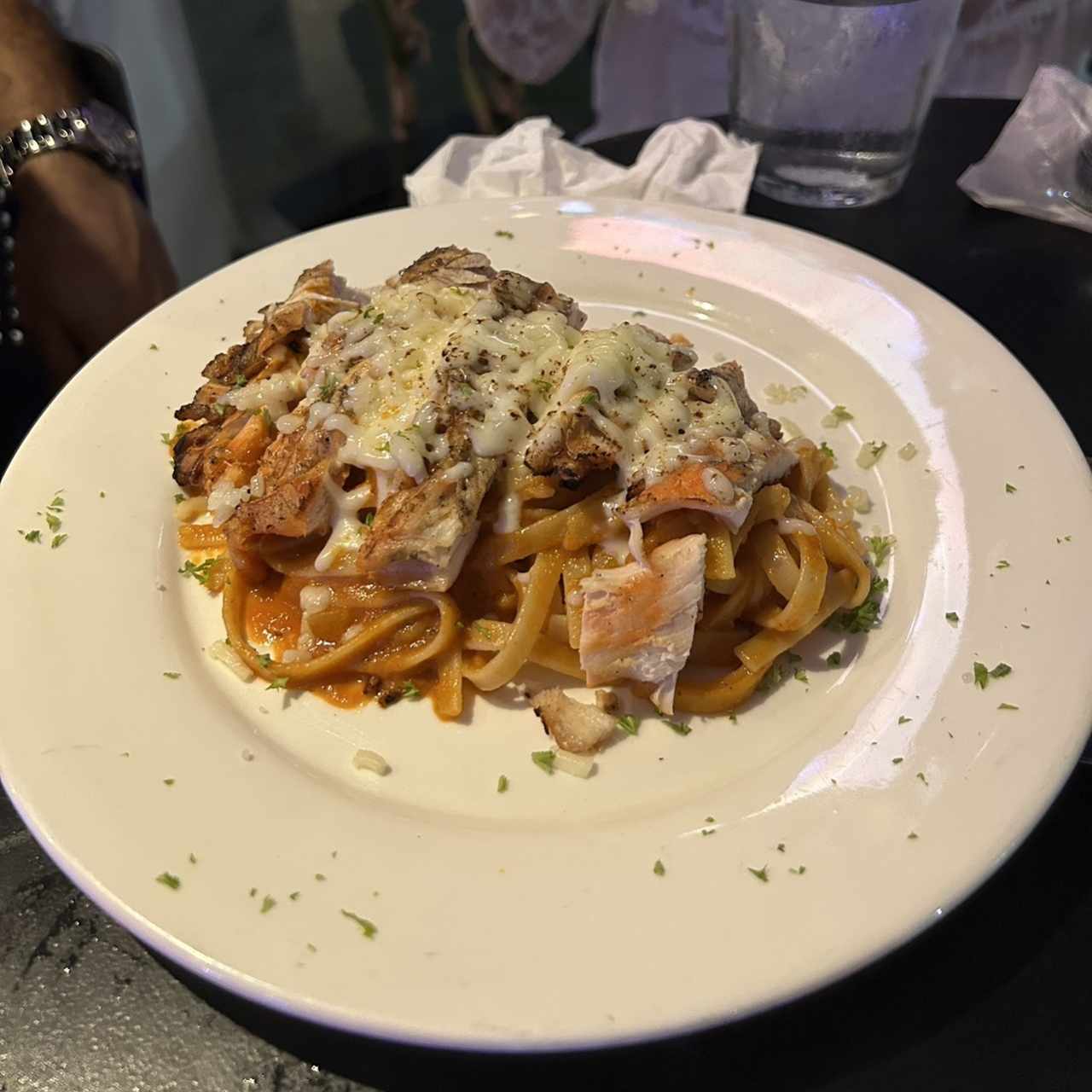 Fetuccini Pomodoro con pollo Gratinado