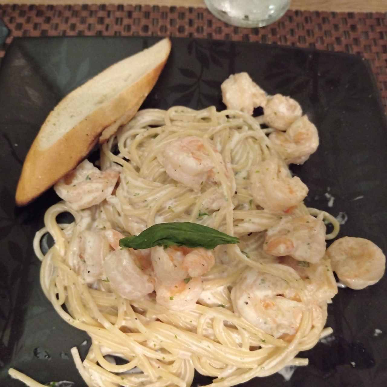 Spaghetti Alfredo de Camarones