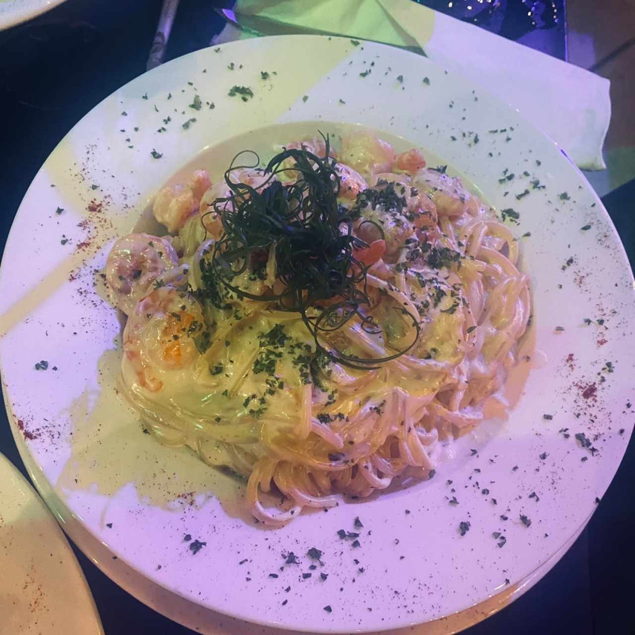 Spaguettis en salsa alfredo con camarones