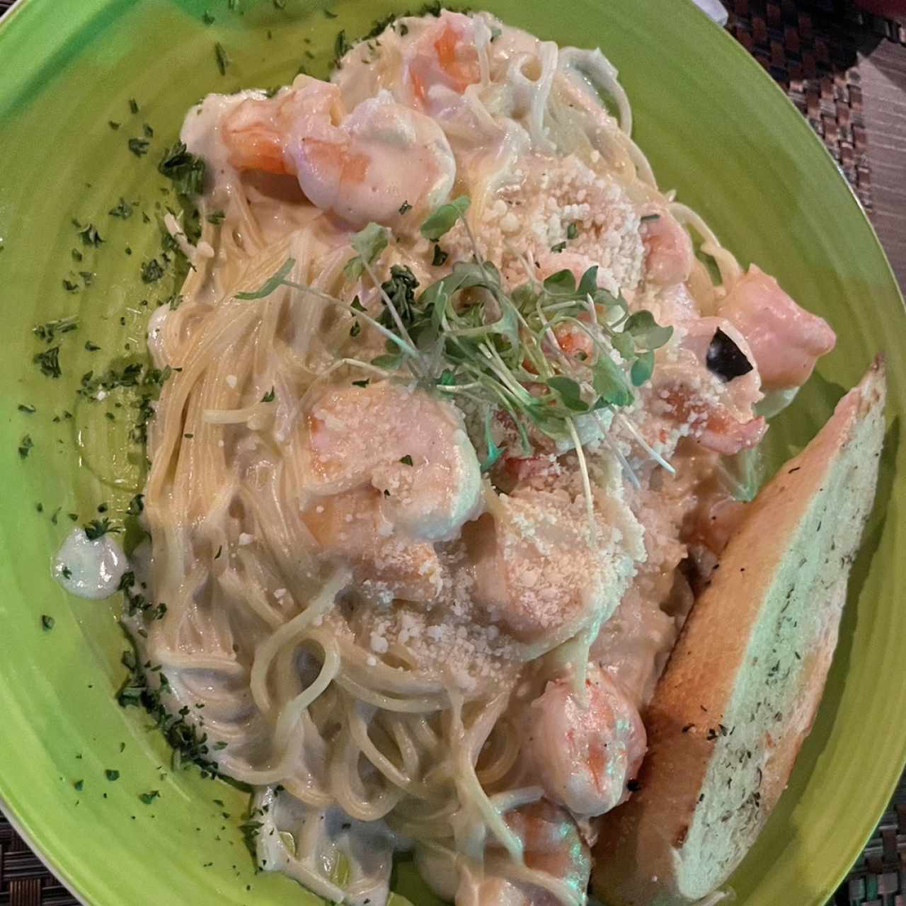 Spaghetti Alfredo de Camarones