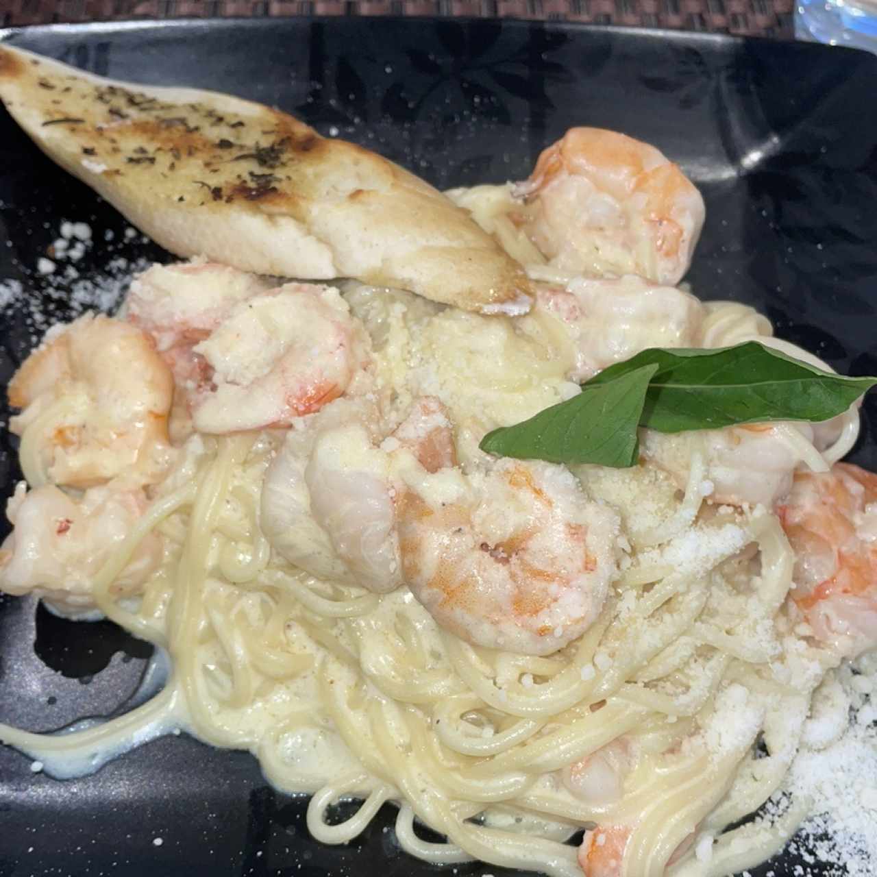 Spaghetti Alfredo de Camarones