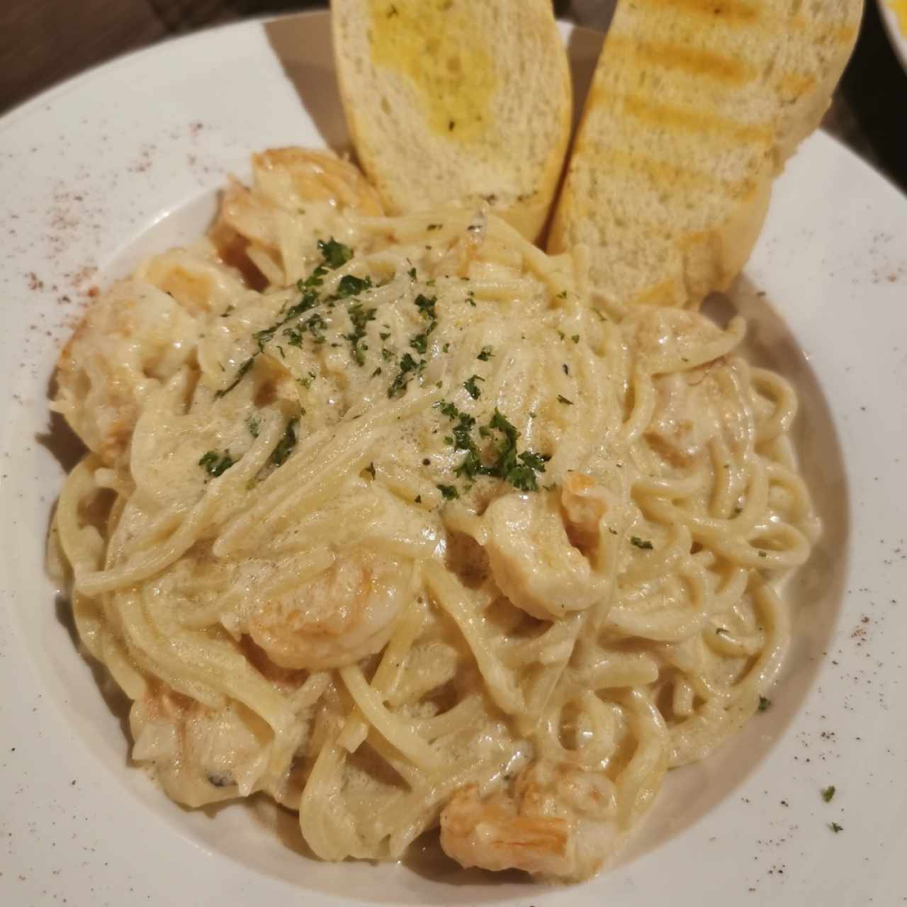 Spaghetti Alfredo de Camarones