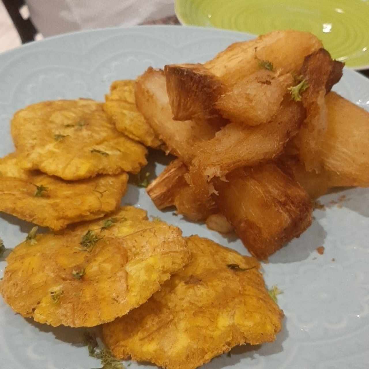 Patacones, yuca frita, pure,papas fritas o arroz