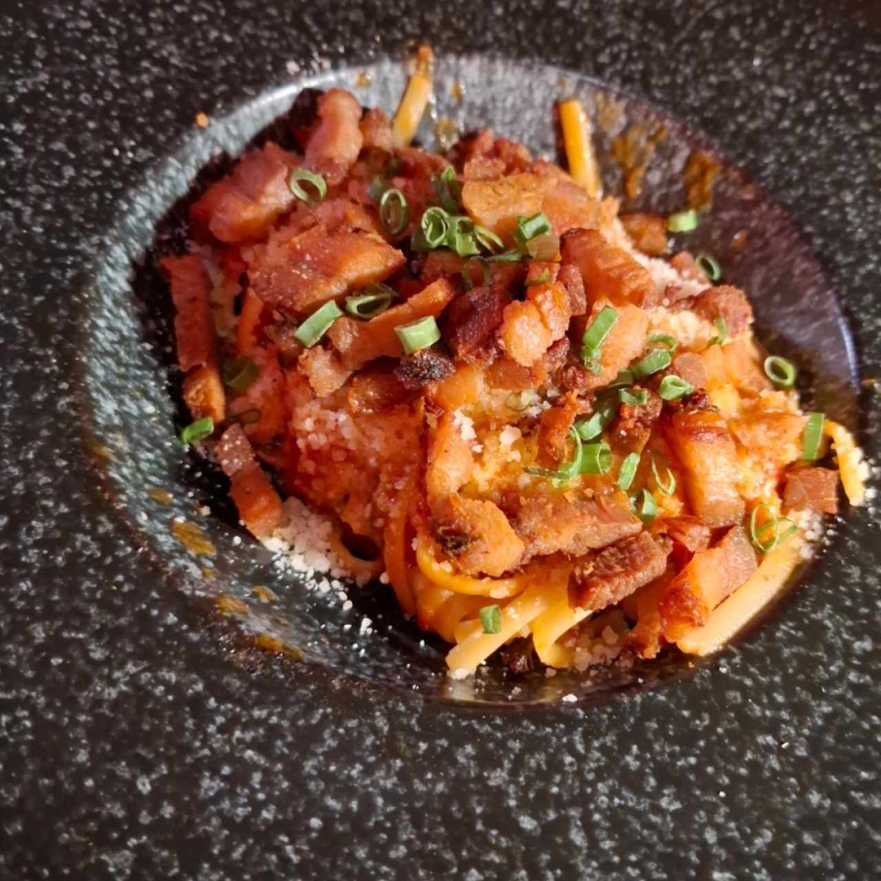 Lingüística a la amatriciada con crispy y Porkbelly