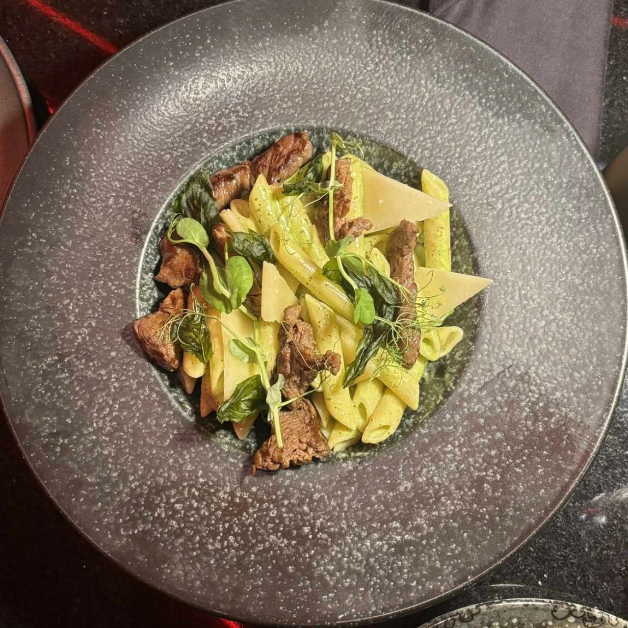 Solomillo con pasta en salsa pesto