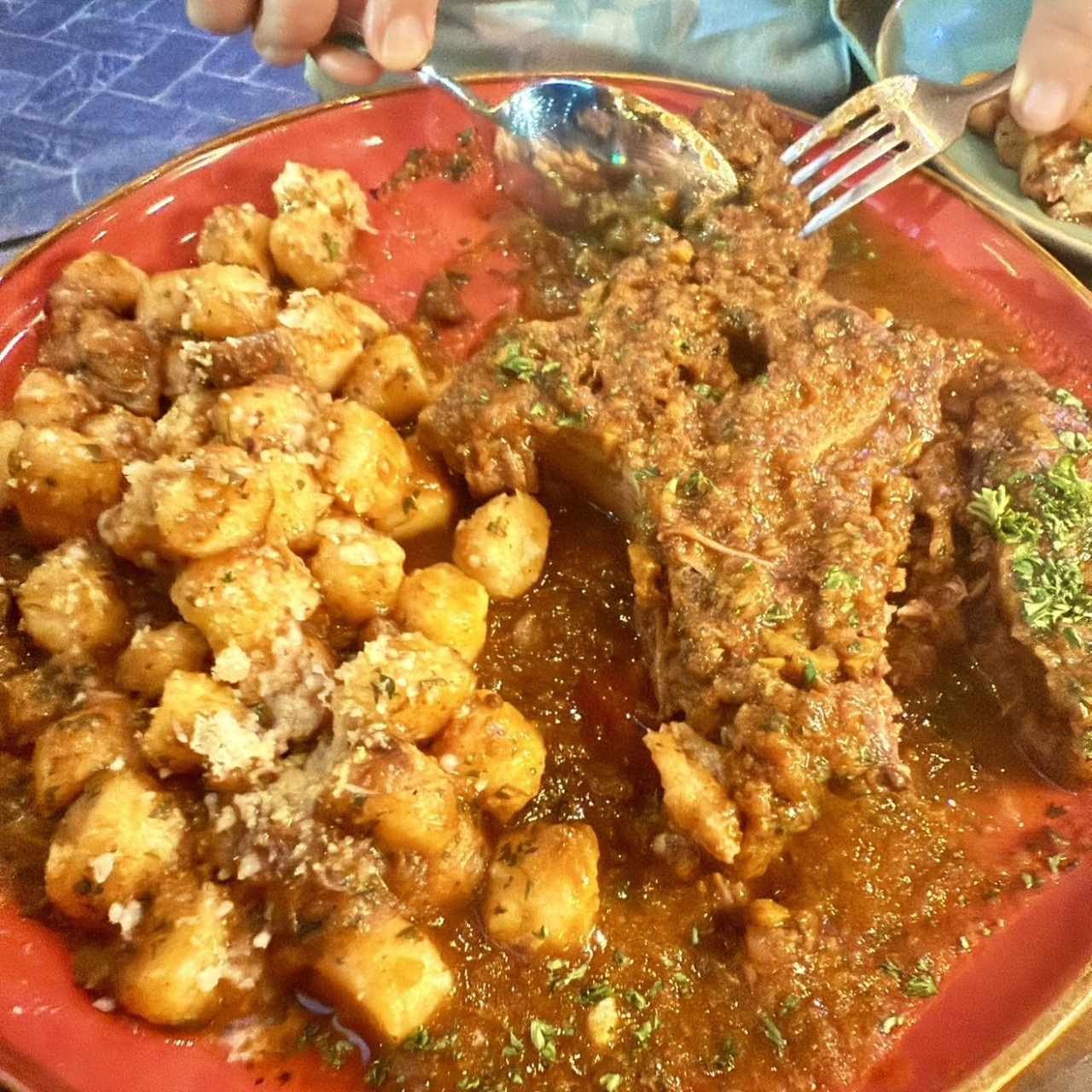Ossobuco con ñoquis 