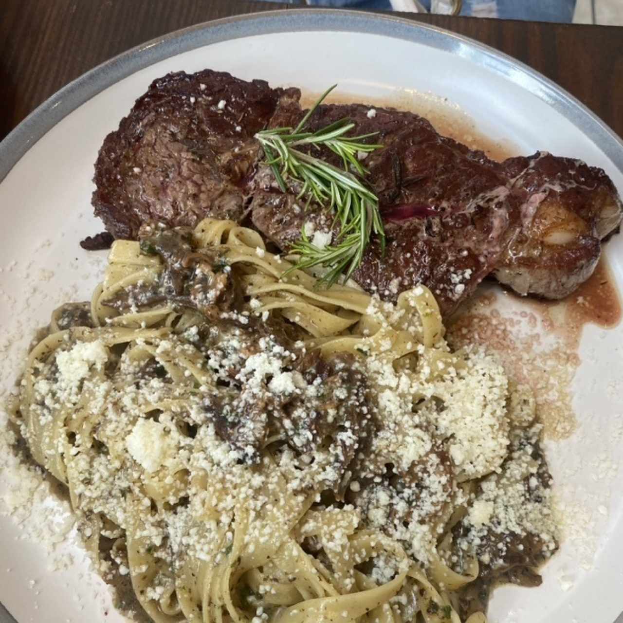 Steak con pasta