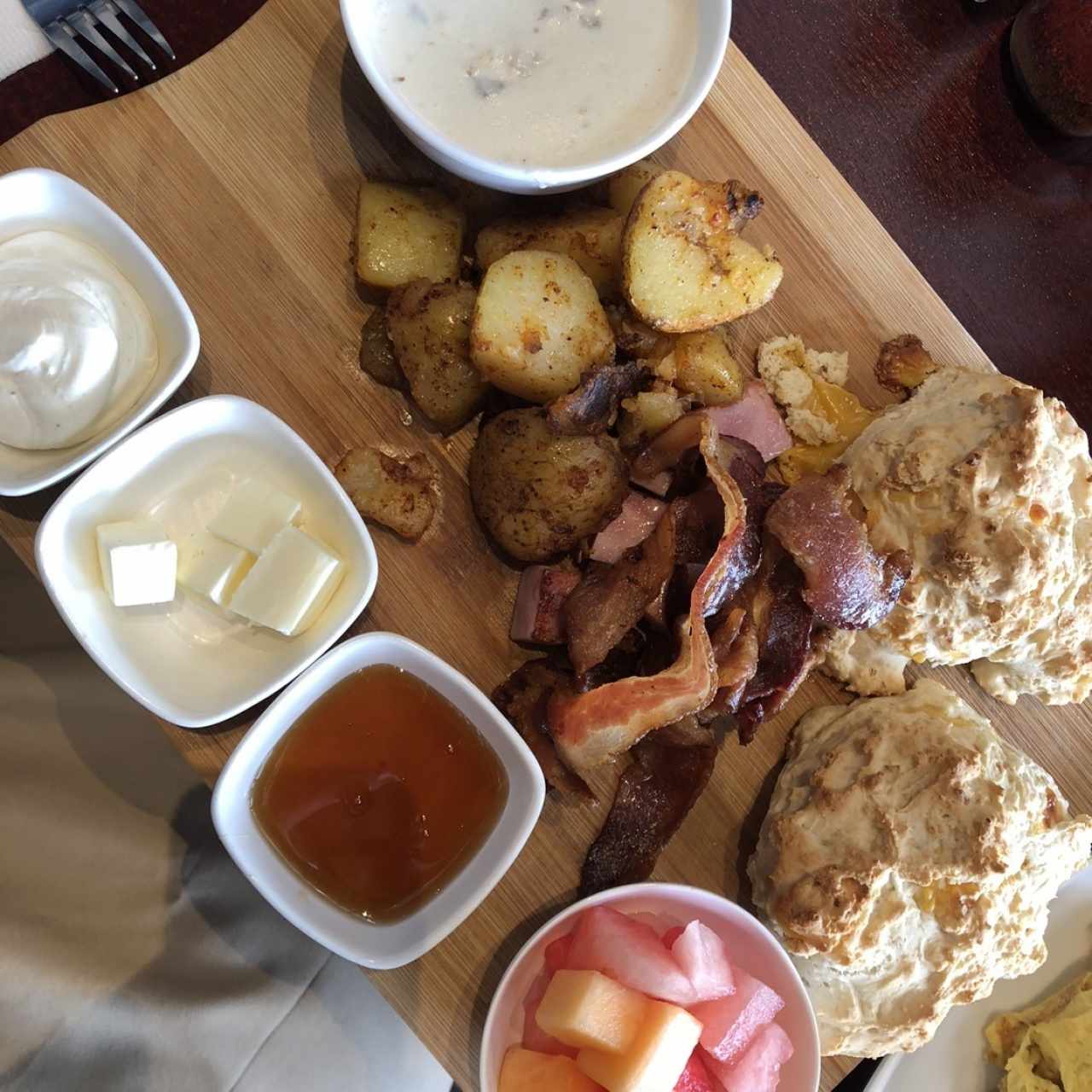 Biscuits con gravy de salchicha