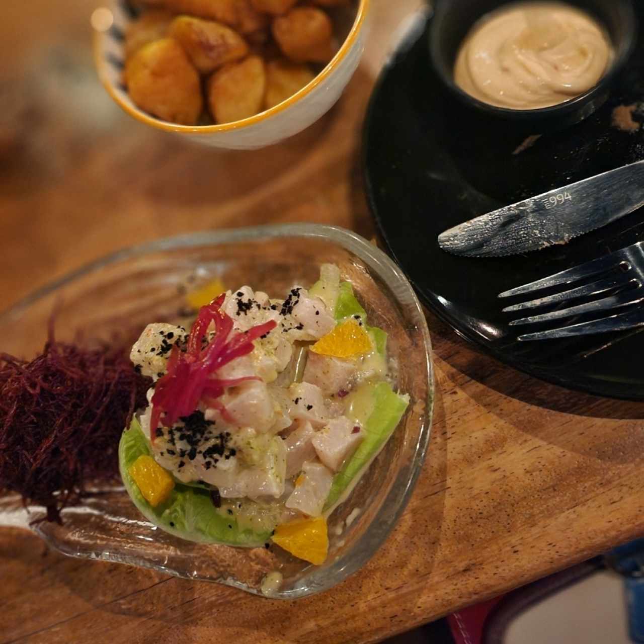 Ceviche y papas rústicas 