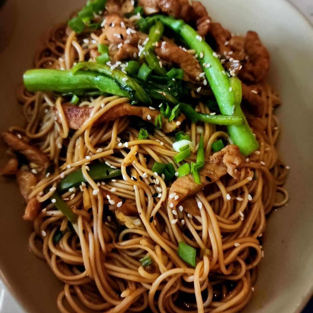 Chow mein con proteinas de su elección pollo, carne, cerdo