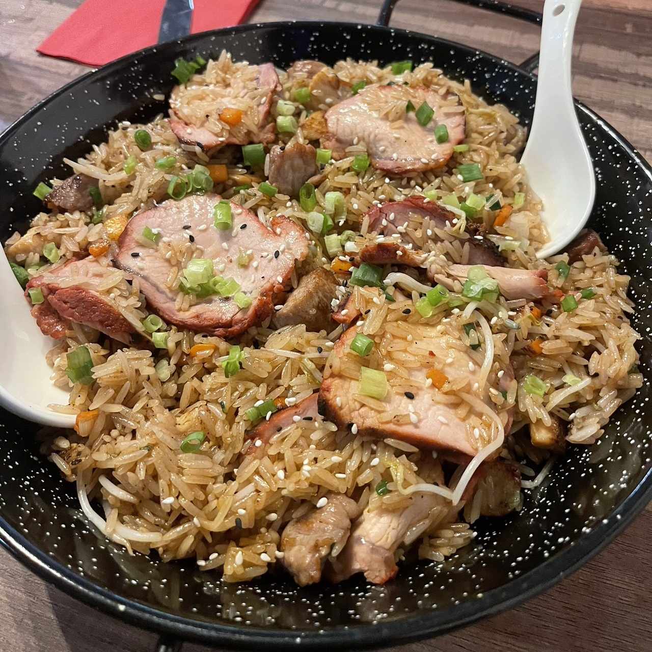 Arroz Oriental Tres Proteínas (Pollo, Carne y char siu)