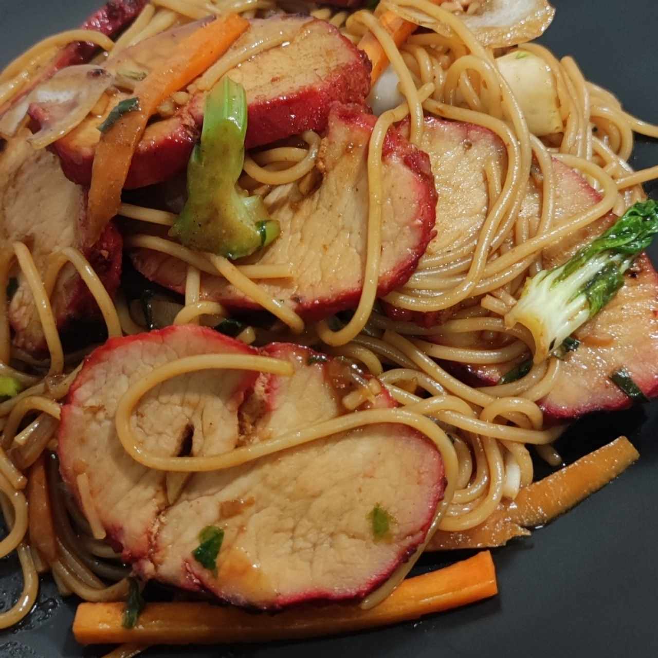 CHOW MEIN Char siu un especial del chef increíble ese cerdo ahumado en BBQ china full recomendado ( se puede compartir para 2 personas)