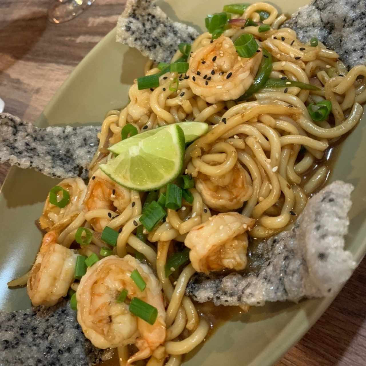 Udon con camarones y chicharrón de arroz 