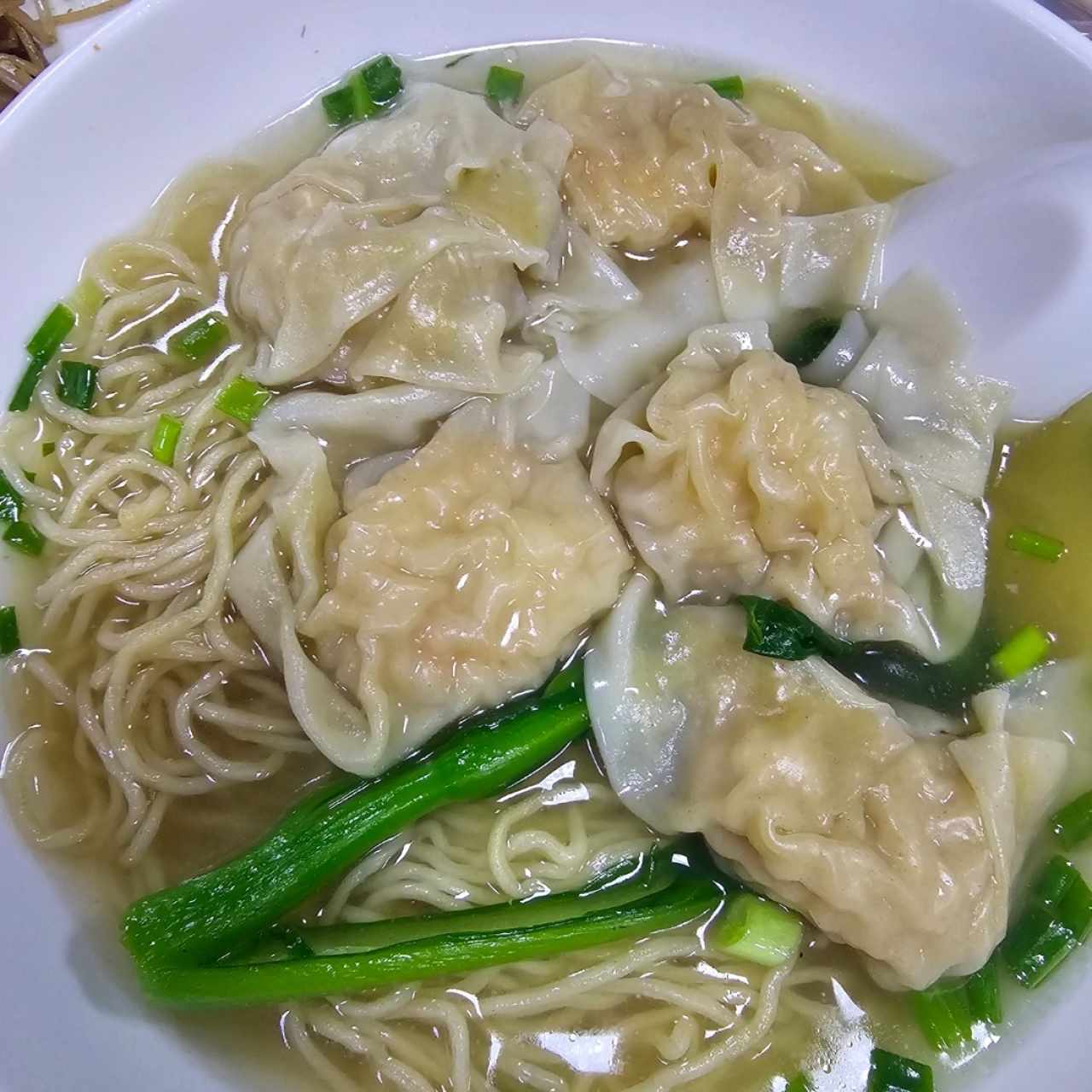 sopa de fideo con wantón y camarones