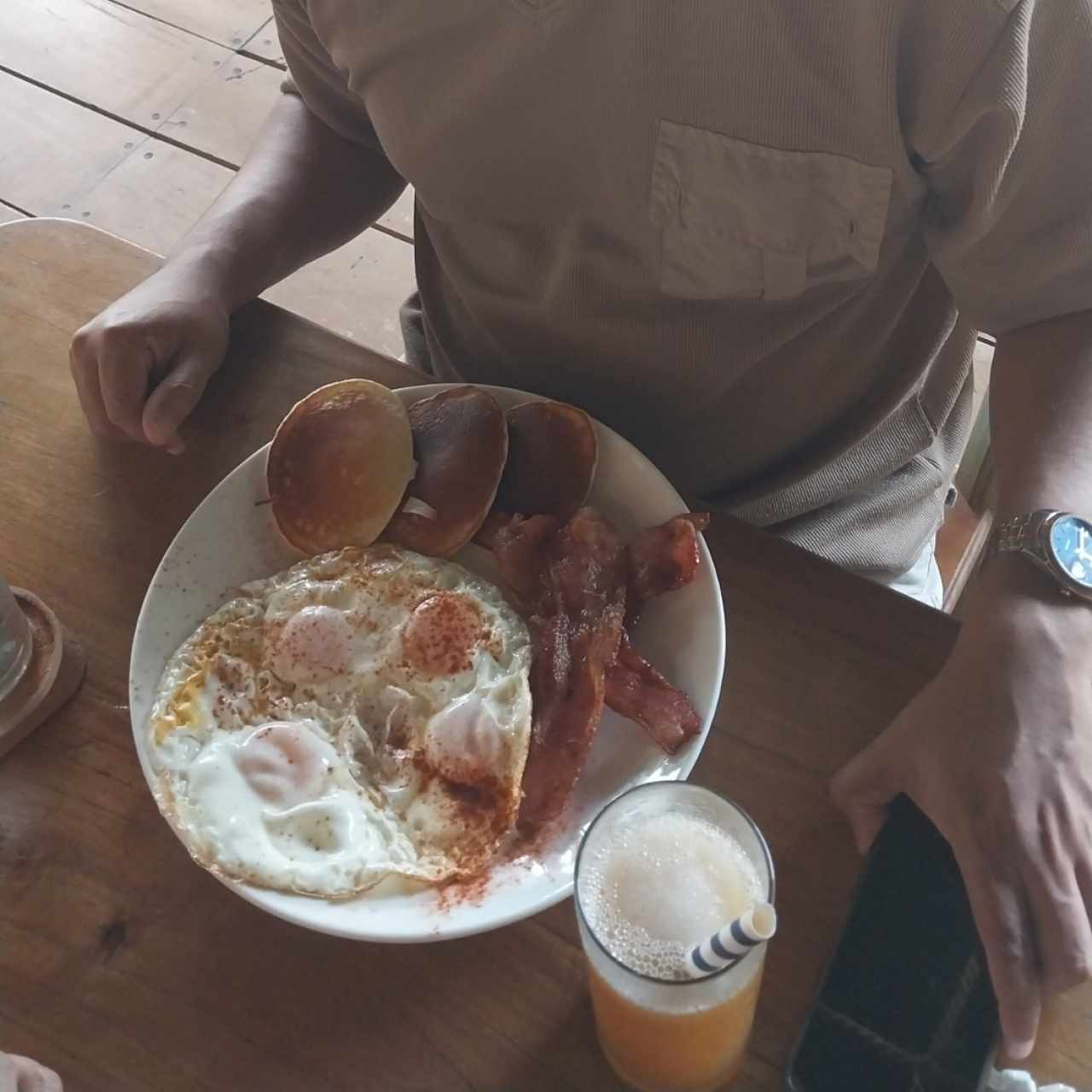 American Morning. Pancakes, tocino, huevos fritos, siropes y mantequilla. Tu ddcides el término de tus huevos. Porcion grande como los demás y delicioso. Full recomendado