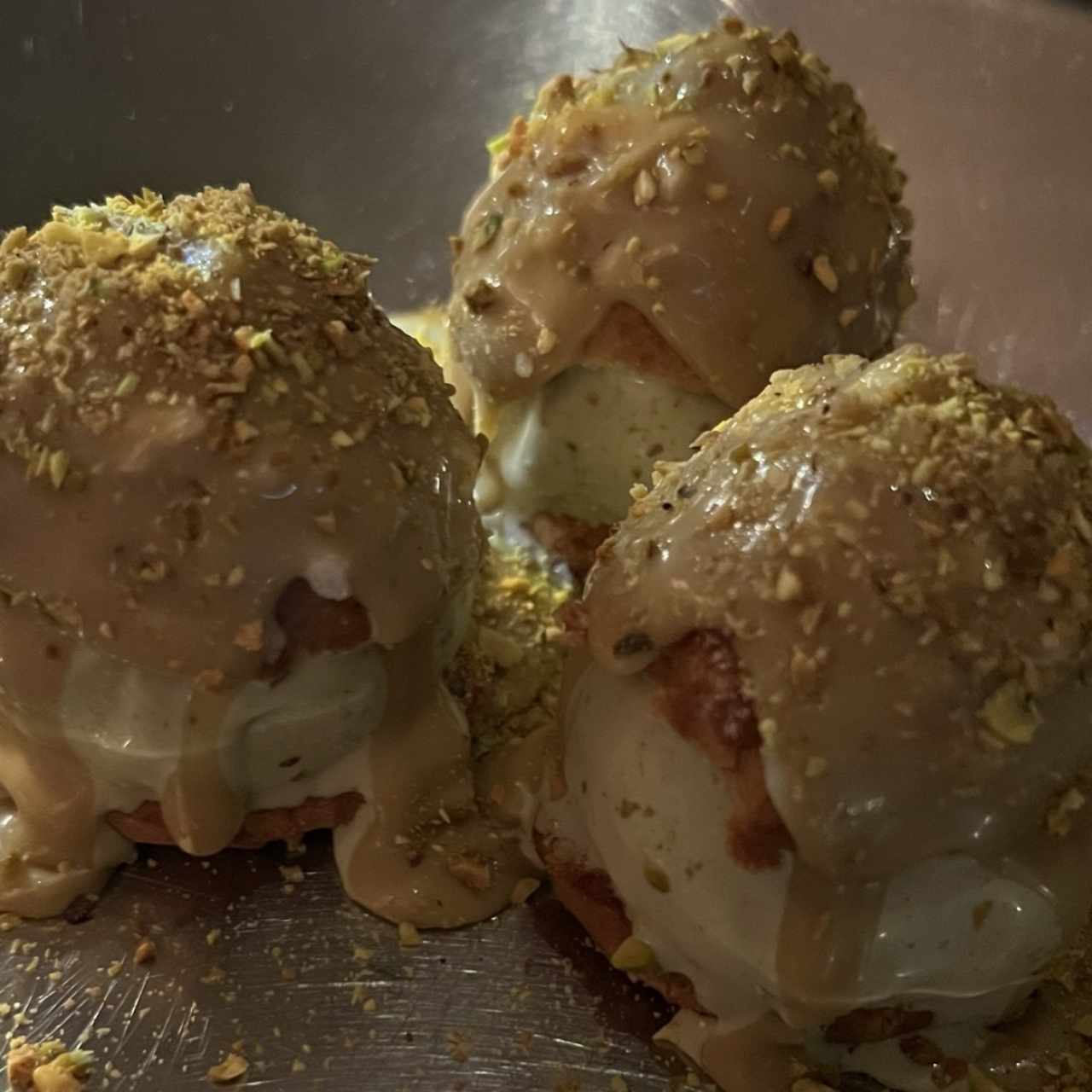 DOLCI - Pistacchio Profiteroles