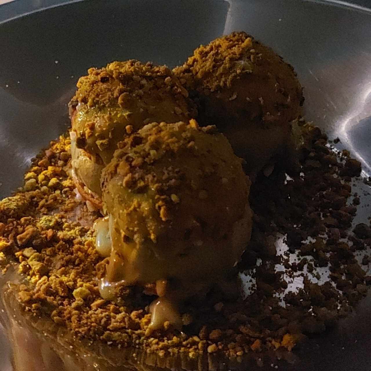 DOLCI - Pistacchio Profiteroles