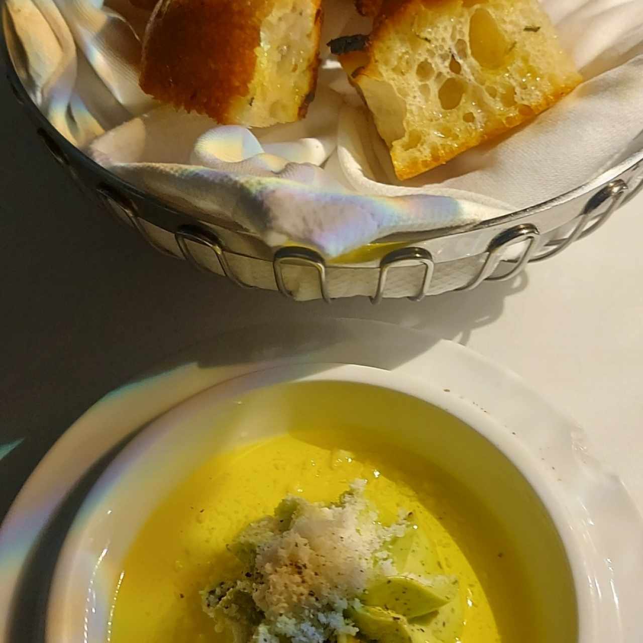 Pan de la casa con mantequilla de pesto