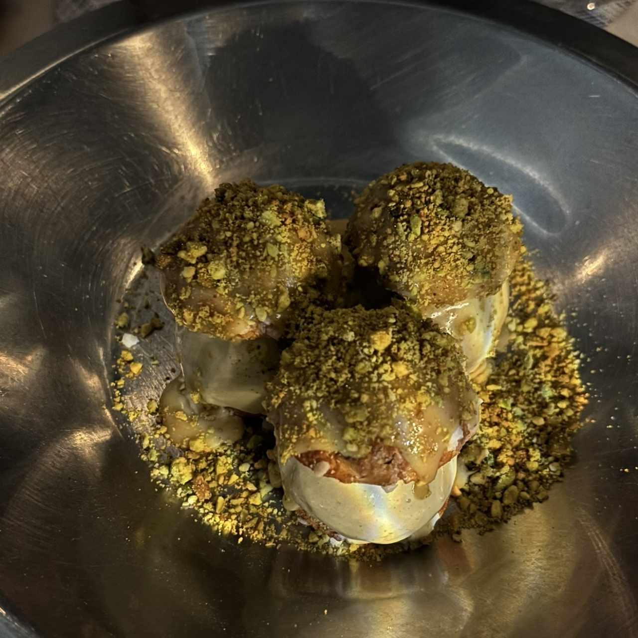 DOLCI - Pistacchio Profiteroles