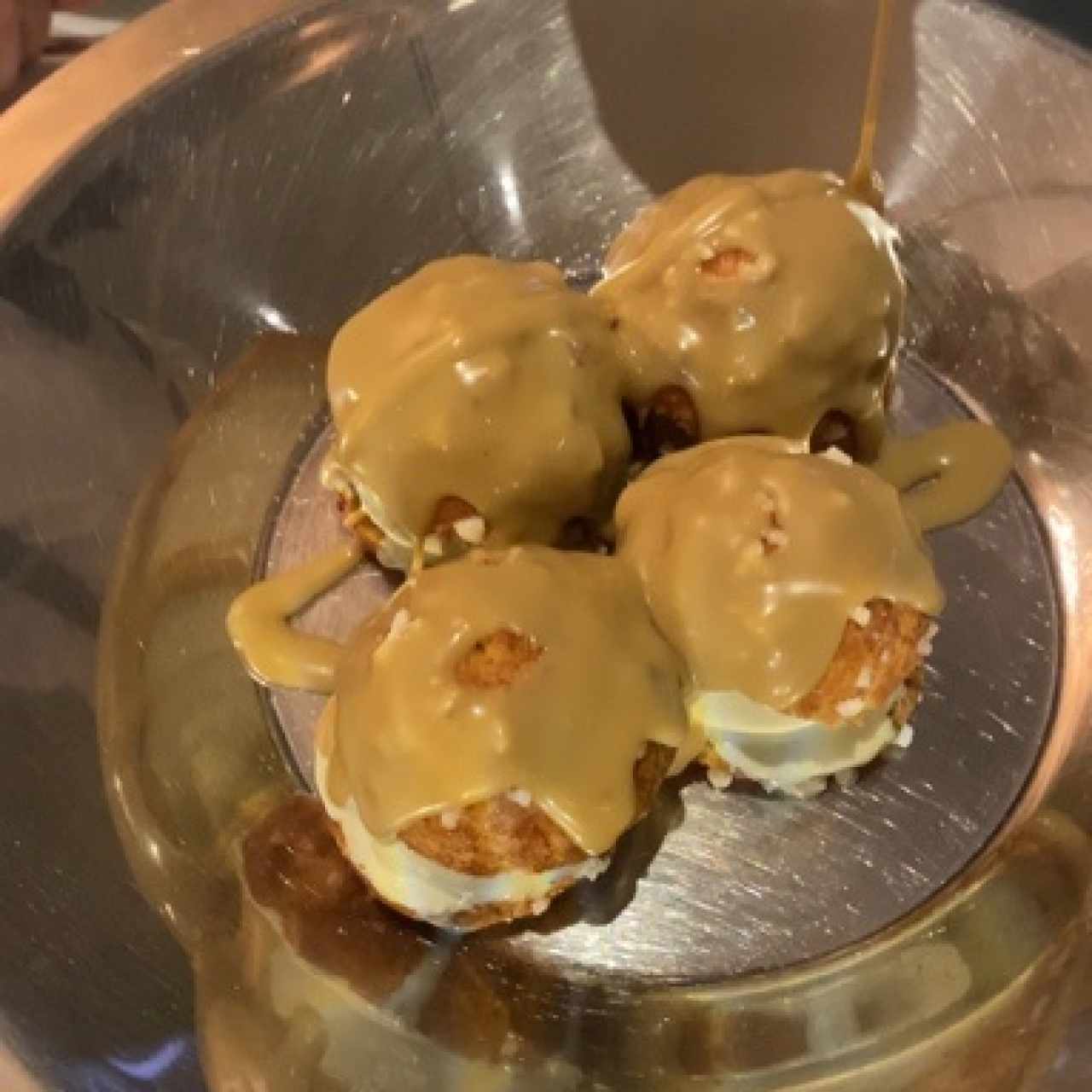 Profiteroles con helado de pistacho