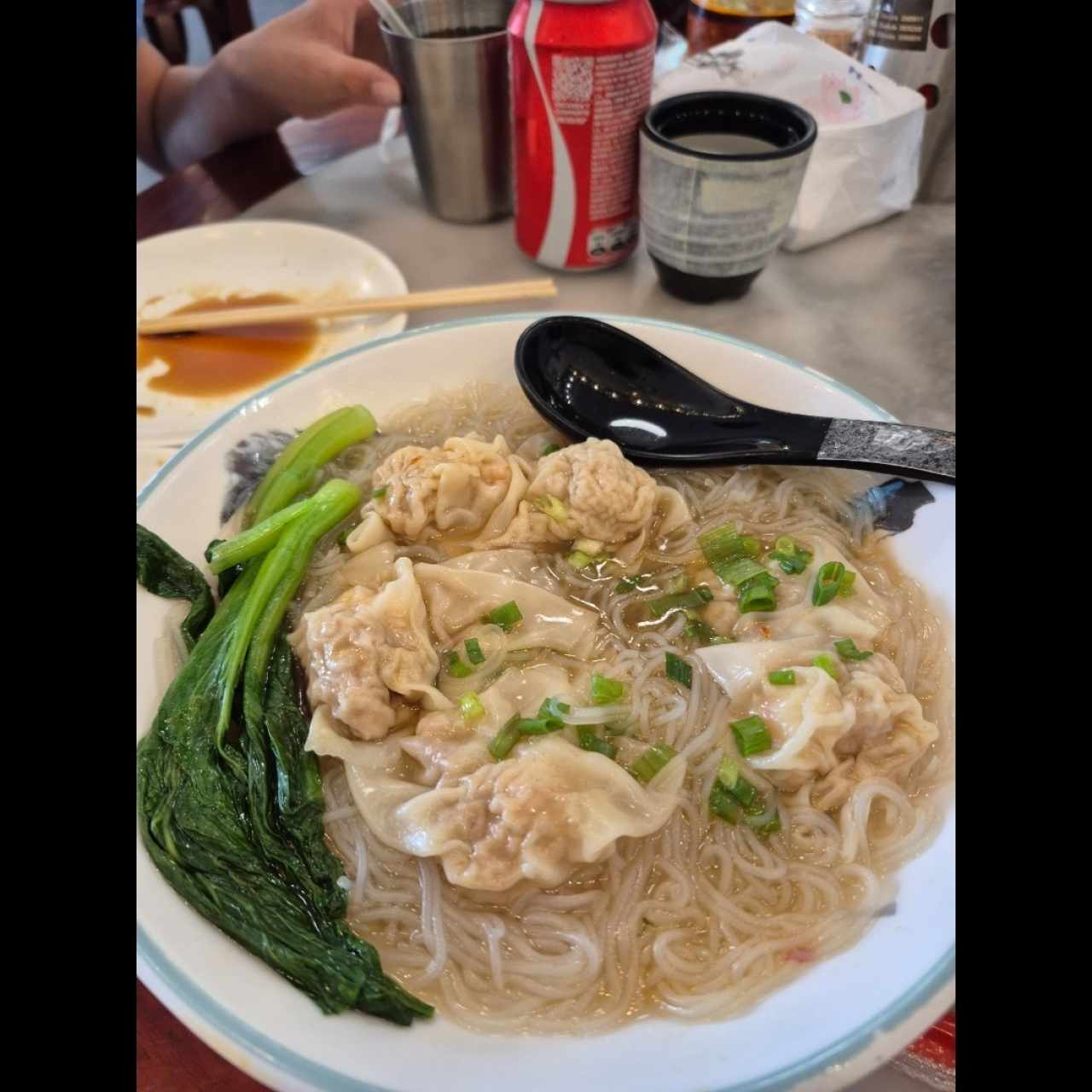 Sopa wanton con puerco y camarón 