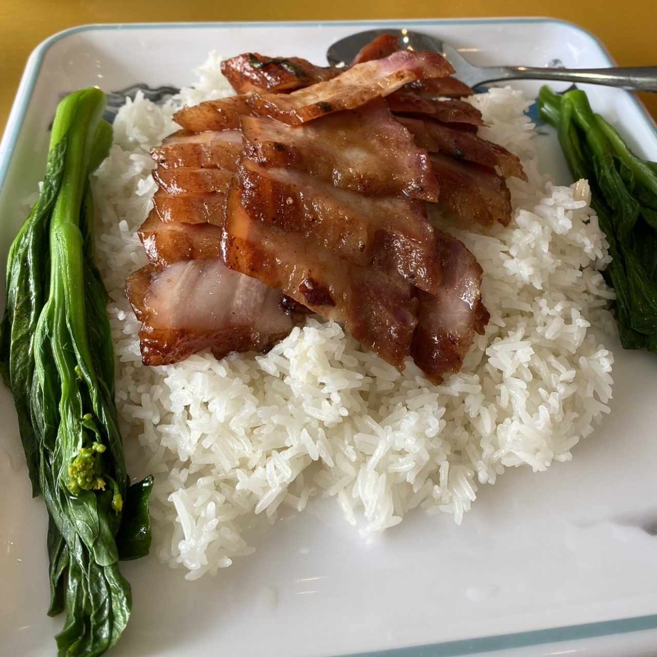 Puerco asado con arroz y hojas de mostaza