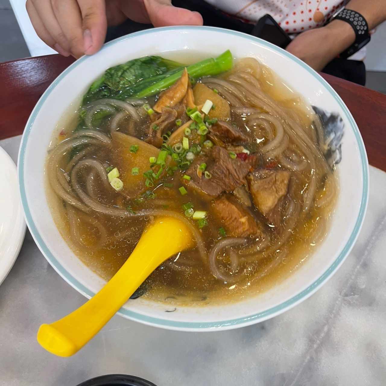 Sopa de falda con fideo de yuca