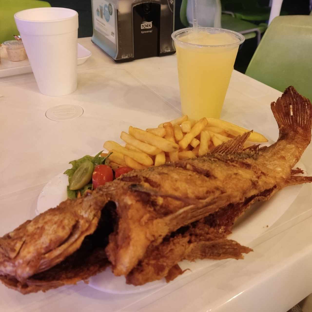 Pescado frito con papas