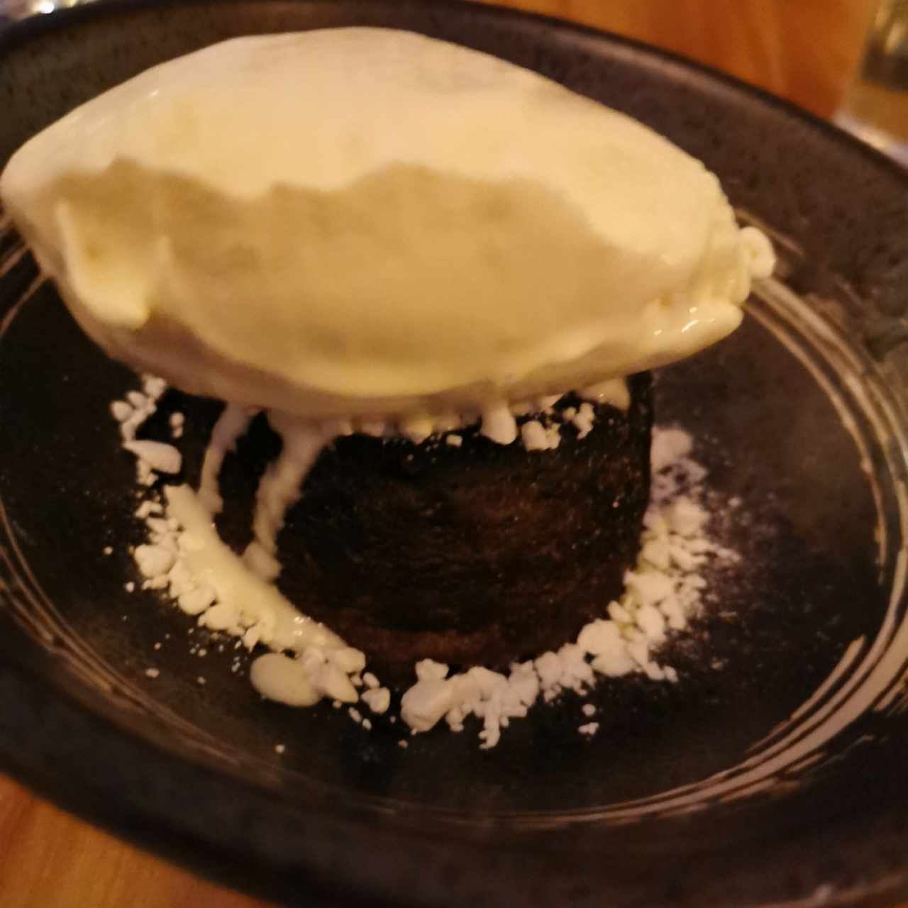 VOLCAN DE CHOCOLATE ACOMPAÑADO DE MEZCAL Y HELADO DE VAINILLA