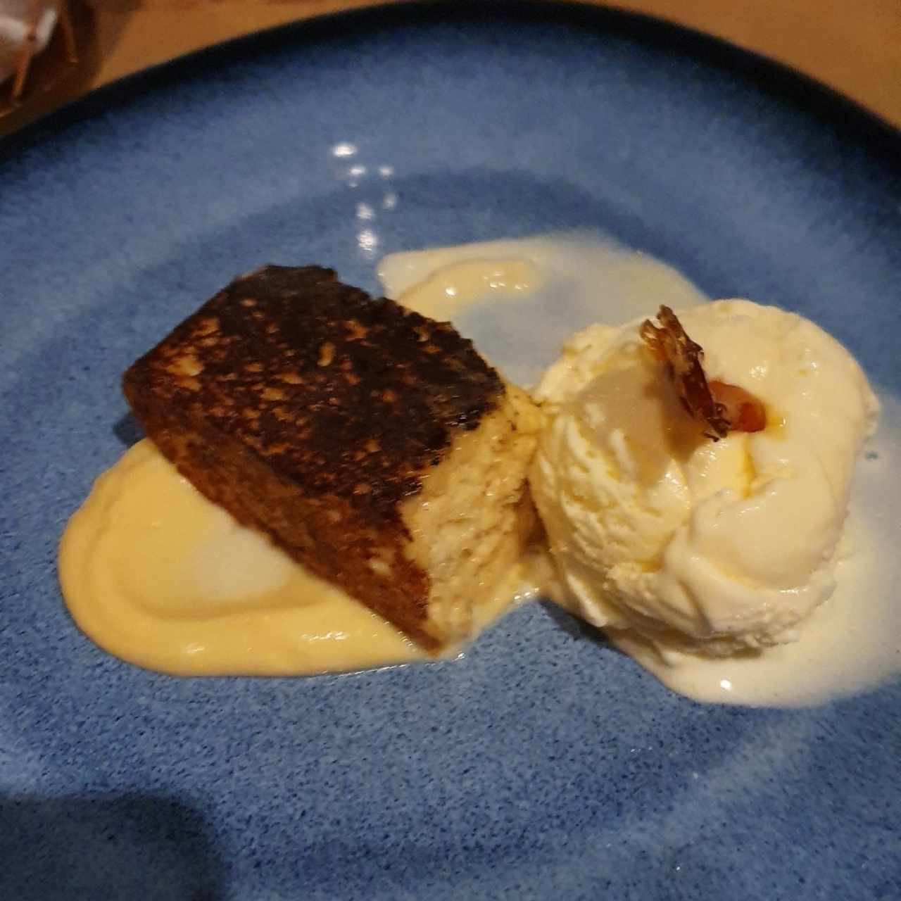 Torrija caramelizada con helado de vainilla