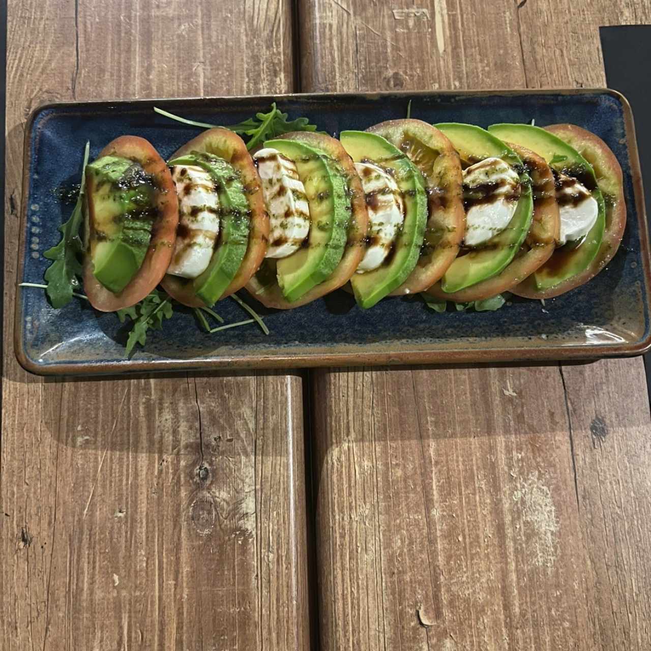 Ensalada caprese con aguacate