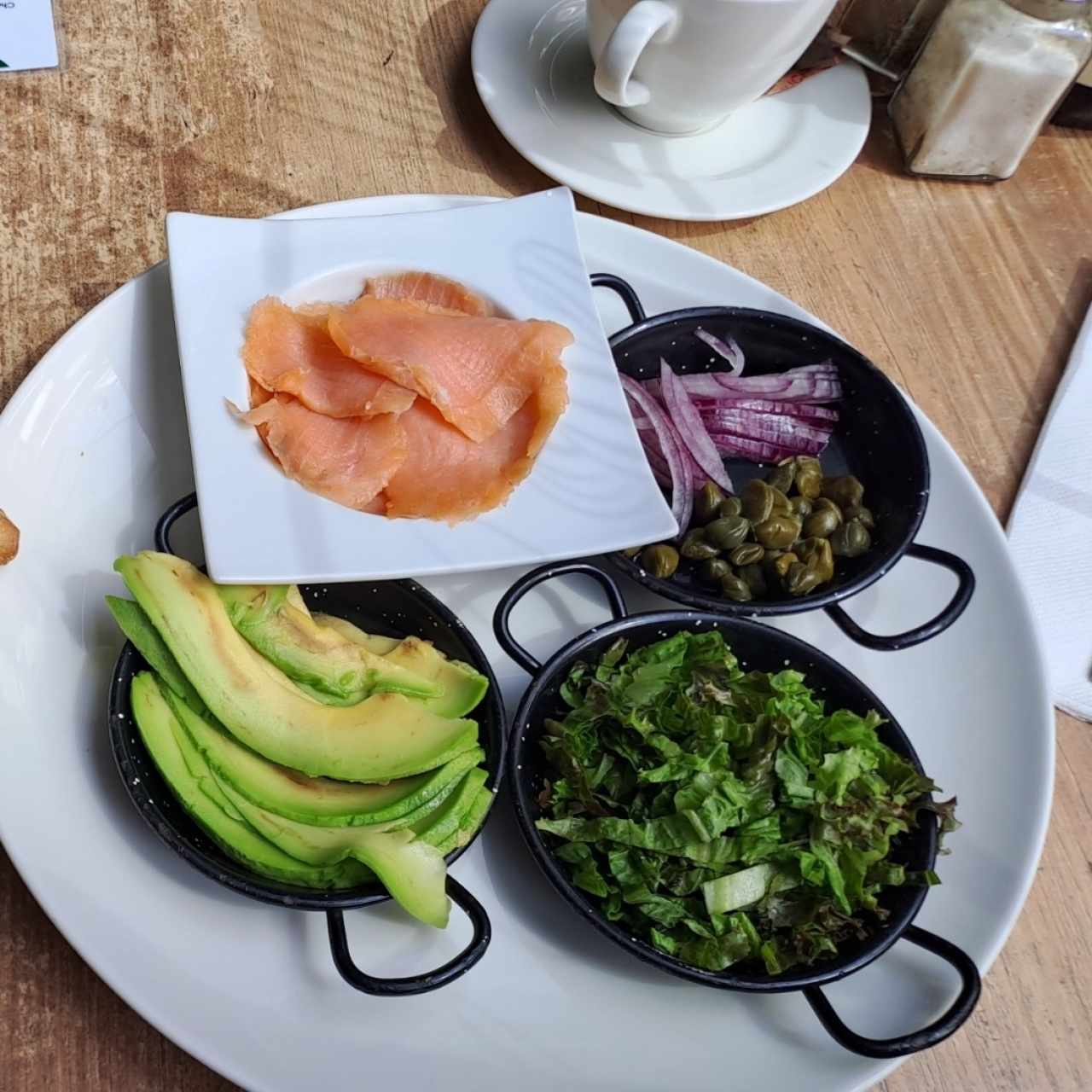 Coca de salmón ahumado con picadillo