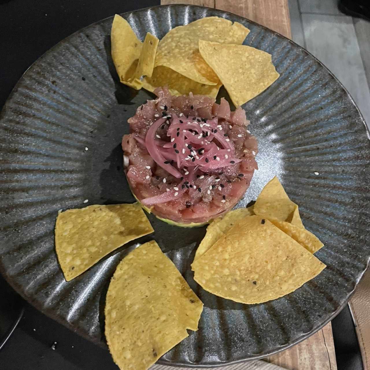 Tartar de atún rojo con cama de aguacate