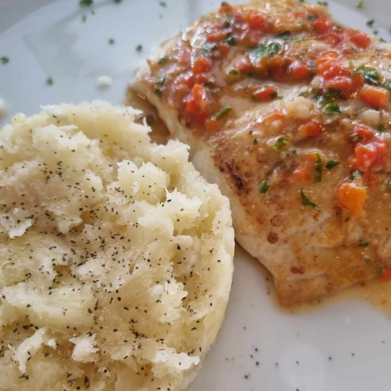 Corvina al ajillo con puré de yuca