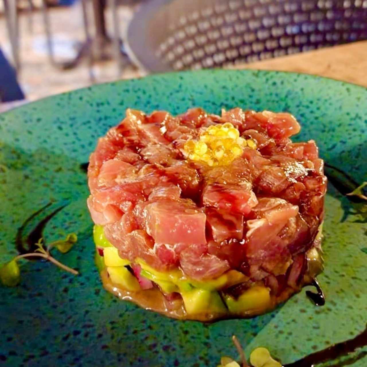 Tartar de atún rojo con cama de aguacate