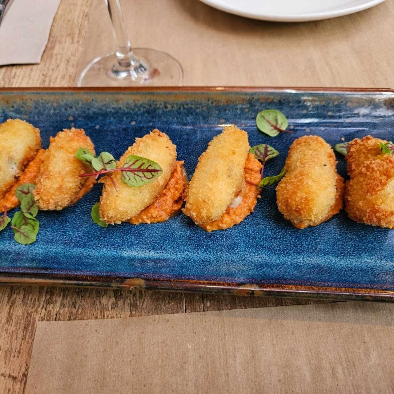 Croquetas de bacalao con salsa romesco